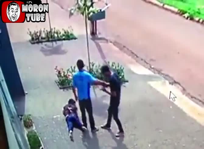 Video :Brazil - her envious husband cruelly murdered her in the street (Public Averti)